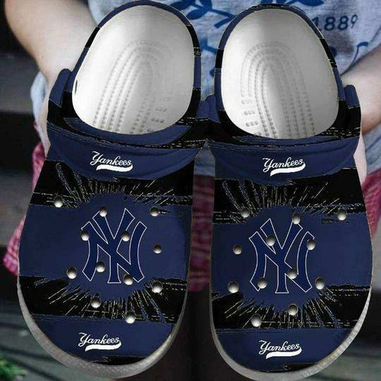 Footwearmerch New York Yankees Crocband Clogs